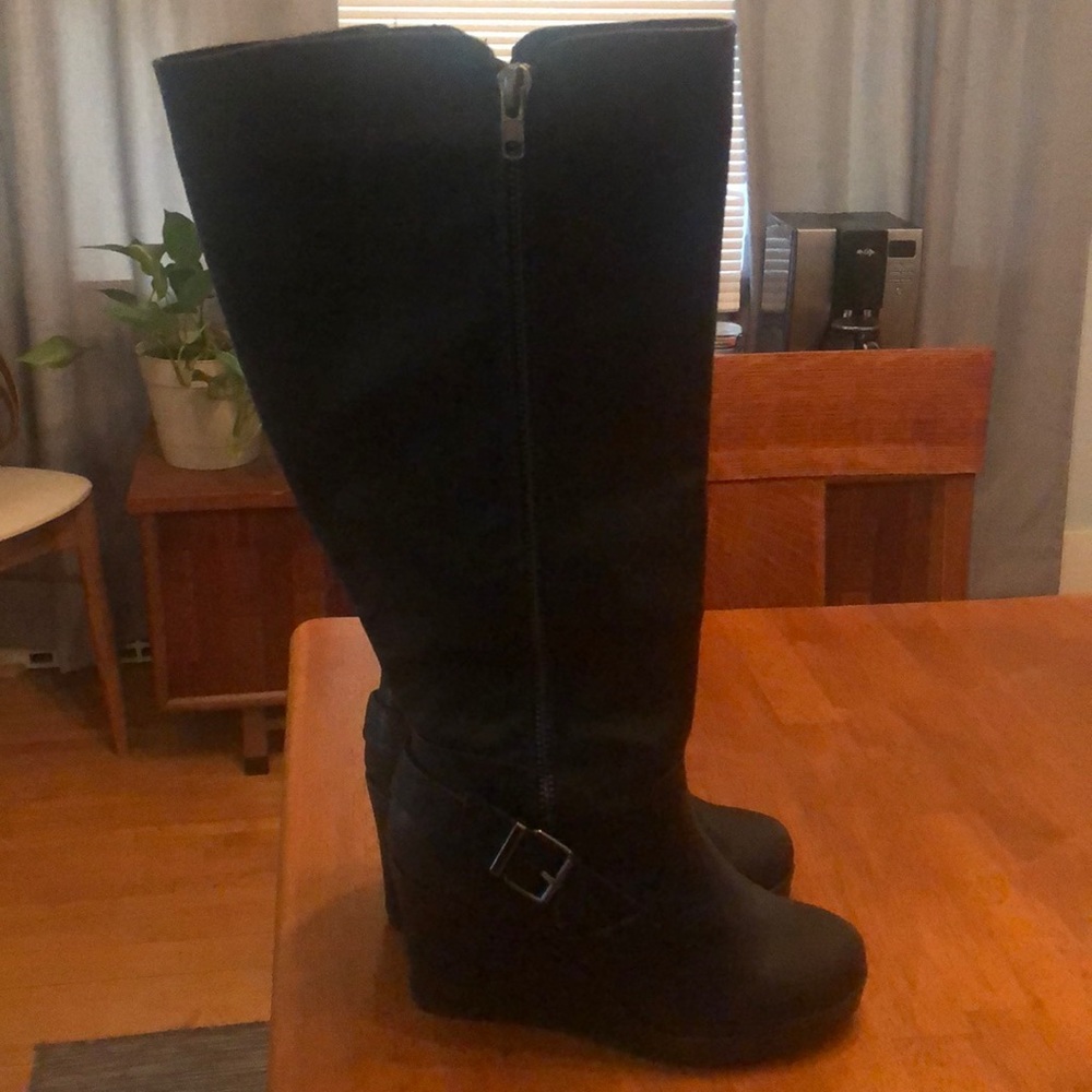 Wide calf tall black side-zipper boots